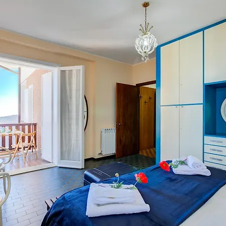 Nicoletta's View - Happy 스트레사